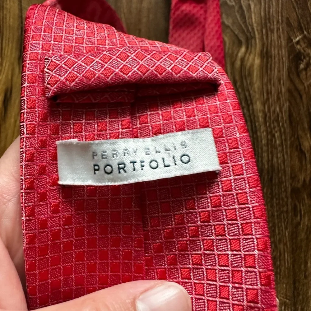 Perry Ellis Red Geometric Silk Tie - Picture 3 of 3